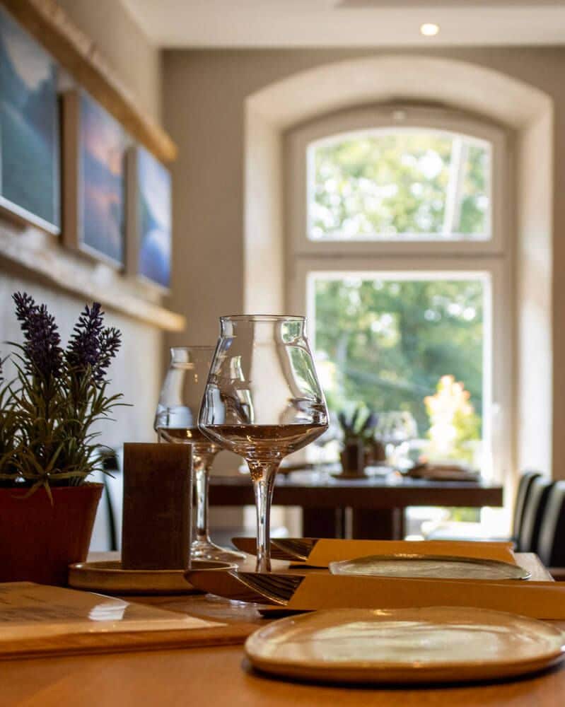 startseite-tisch-im-thekenbereich-vulkan-waldfrieden-1799a320